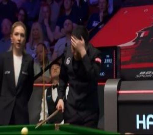 自己和赵心童都乐了！丁俊晖离谱呲杆送自由球，随后扶额苦笑