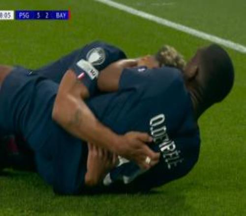 打崩了！登贝莱抽射近角撞柱破门，诺伊尔毫无反应！巴黎52领先