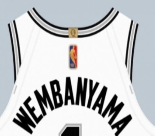 球衣记者：拿到个人奖项的文班和弗拉格下赛季球衣将为金色Logo