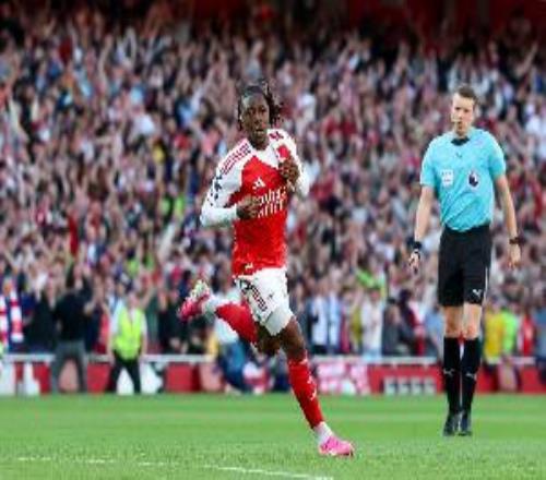 莱因克尔：埃泽浑身散发着自信气场，或许该由他来做球队赛前动员