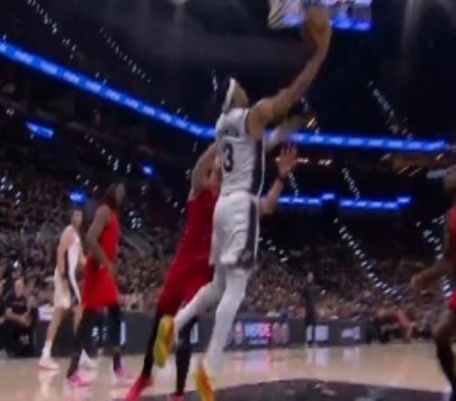 最佳第六人不是吃素的！凯尔登篮下硬吃阿夫迪亚直接打停开拓者