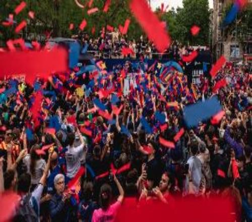 世体：如果巴萨在本周末西甲联赛提前夺冠，将在下周一游行庆祝