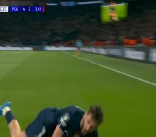 自家场地不听话...K77双响后想激情滑跪，滑到一半被主场草皮卡翻