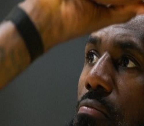 詹姆斯里夫斯领衔！湖人官推晒球队训练照：目标保持不变