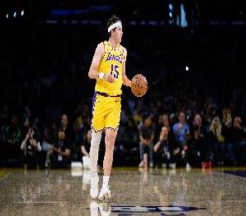 复出状态不错！里夫斯半场6中3拿到11分2板6助