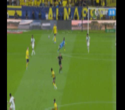 加莱诺与出击到禁区外的本托相撞出现伤情，被车载担架运送出场地