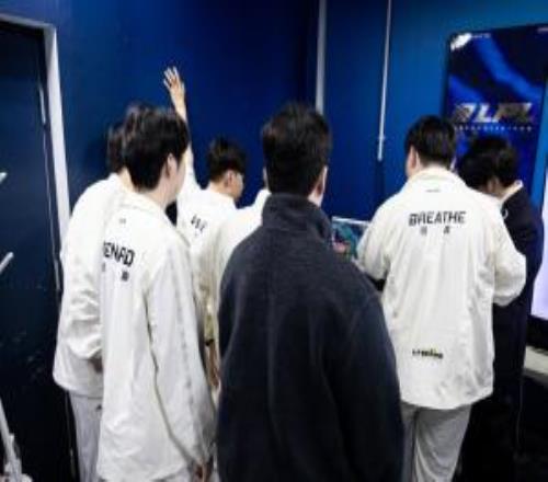 iG突然引进新人中单与Renard轮换，或暗示Rookie将继续暂离赛场