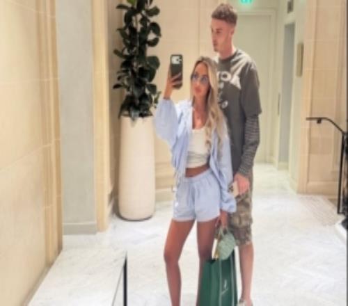 帕尔默携新女友巴黎度假，模特女友低调靓丽且虔诚向善