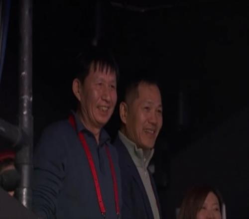 满眼骄傲！吴宜泽挥拳庆祝晋级世锦赛四强，镜头给到吴宜泽父亲