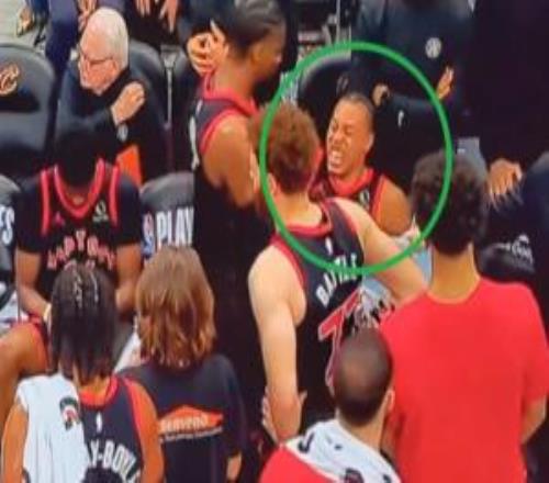 完大蛋了！巴恩斯甚至坐不下去龇牙咧嘴疼痛至极