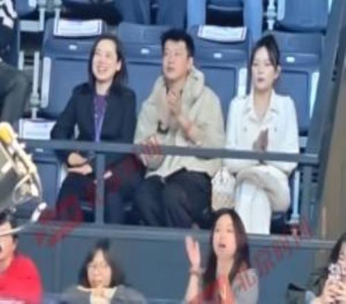 观战王楚钦！赵心童携女友现场观战伦敦世乒赛，为国乒鼓掌加油