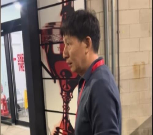 吴宜泽父亲To球迷：希望他有专门时间给你们签名，夺冠后流程很多
