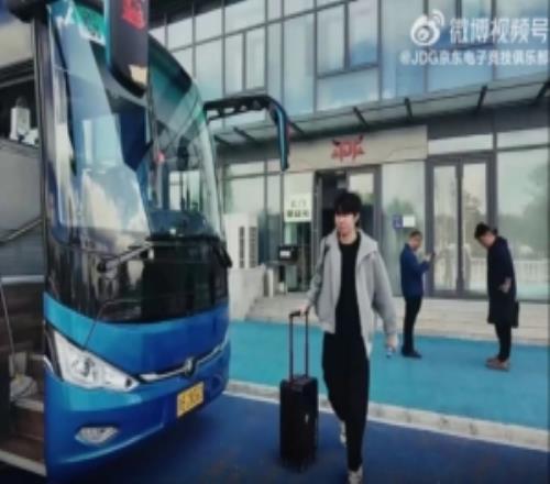 JDG分享对阵NIP、WE赛场记录：我的是Faker同款