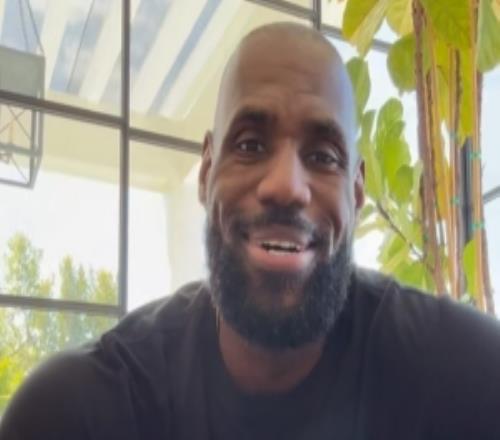 詹姆斯祝贺母亲获奖：我为你感到骄傲妈妈你是最棒的我爱你！