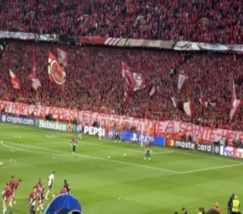巴黎曾打出拿破仑TIFO！拜仁球迷本场回应：送你们去他的流放海岛