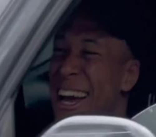 心情大好！姆巴佩开车离开皇马基地，大笑一路合不拢嘴