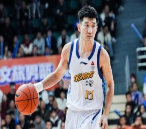 媒体人：孙铭徽随队出征客场&参与赛前备战能否复出登场还不确定