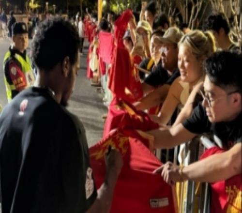 解说：塔克和小巴里布朗为球迷签名一百来件签着澡白洗了