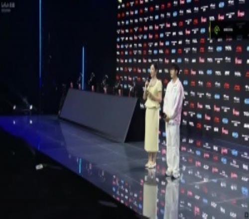 赛后采访Xun：本来想抢中线尝试一下，没想到璐璐位置刚好就直接赢了