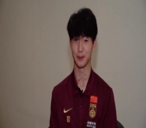 抓痕累累！记者晒照：踢完卡塔尔，万项脖子上都被抓红了