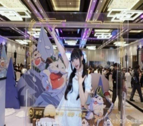 LPL女主持周敢敢晒照：来苏州怎么能不穿点新中式呢