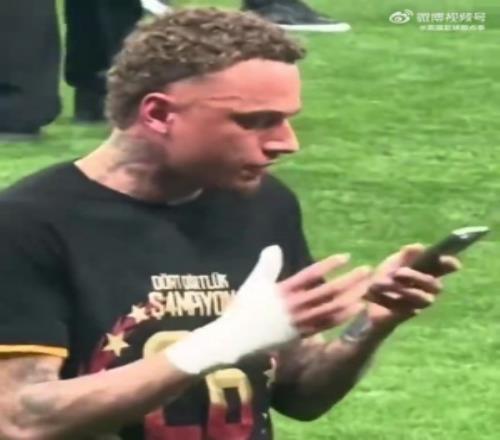诺阿朗夺冠庆典找爸爸：想把他拉到球场，他一直说&039;我在这儿呢&039;