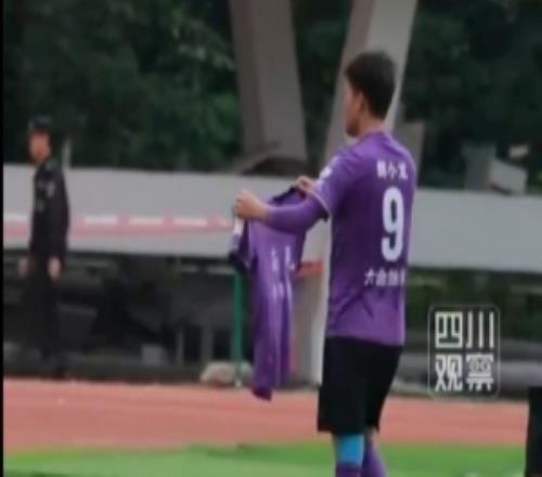 川超赛场暖心行为：南充队鲜小龙罚进点球后举起受伤队友球衣致意