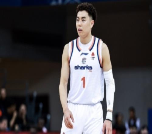 这个后撤步给满分!上海男篮球员李添荣倒车回来给小球迷签名