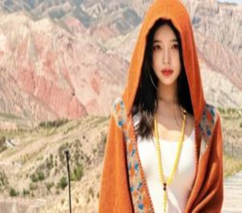 糖小幽分享新疆旅游照：山是黛色，水是玉色，心是无尘色