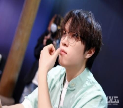 BLG发布粉丝见面会返图：以后也多多见面吧