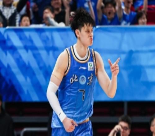 没有一点状态!曾凡博5中1得到5分2板2助三分4中1