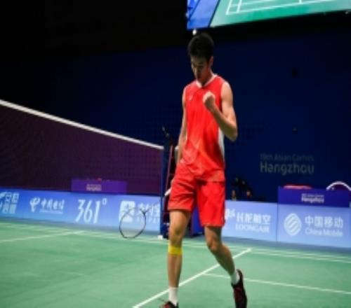 马来西亚羽毛球大师赛首轮：李诗沣21逆转战胜古贺穗