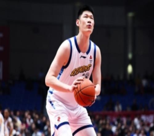 还不够！胡金秋全场14投6中得到15分8板1助1断1帽&正负值7