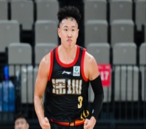 关键时刻连拿5分！贺希宁15中4拿到11分4板3助1断1帽