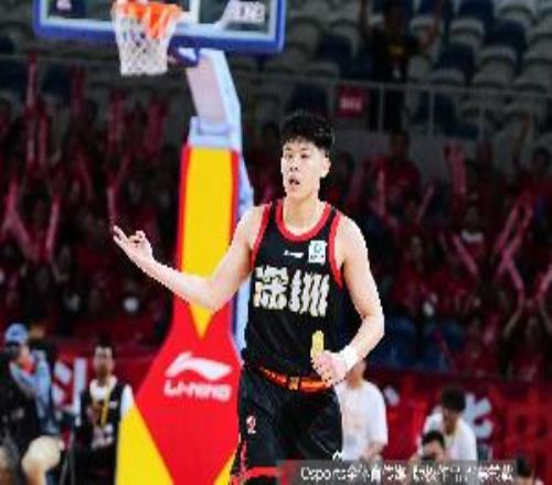 媒体人：容子峰是今天深圳获胜功臣之一末节投射提供极大帮助