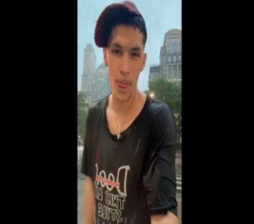 外国人都不爱打伞杰明冒着大雨在纽约街头拍视频全身都湿透了