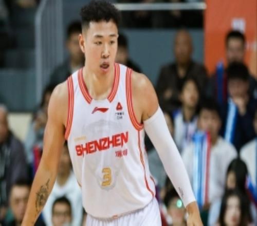 媒体人：贺希宁破包夹不力非能力问题而是经验问题他长期打3号位