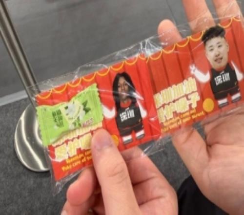 媒体人晒深圳主场贴心举动：给球迷配润喉糖附赠球星卡通大头照