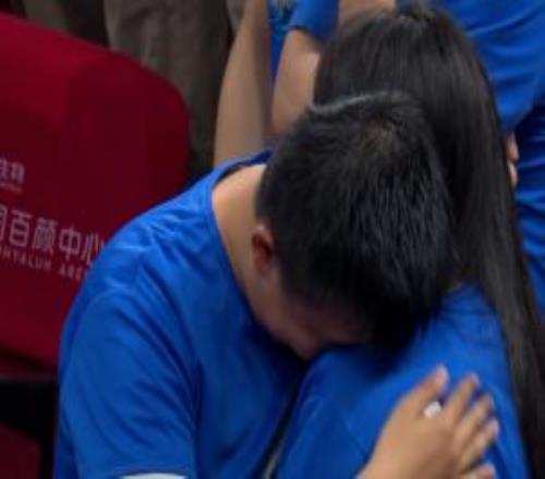 难受啊！在主场被淘汰看台上的北京球迷伤心欲绝泪流满面