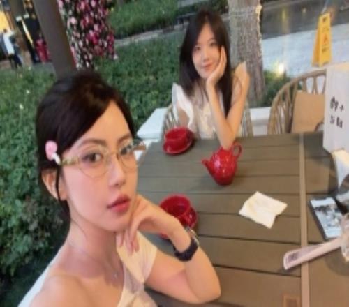 周淑怡晒照：plog在城市缝隙里开心度过不会重来的今天