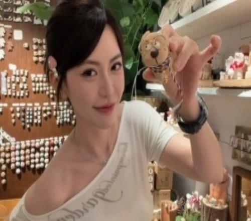 前LPL女解说周淑怡晒照：在城市缝隙里，开心度过不会重来的今天