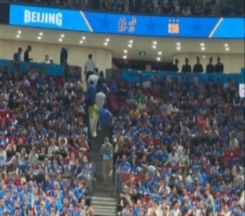 看不下去了！比赛还剩2分48秒时北京五棵松主场已有球迷开始退场