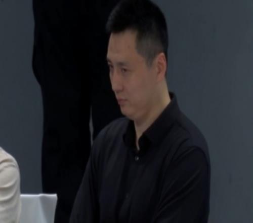 卢伟心里在想啥王哲林刚上场抢板脚滑倒地再传球穿裆出界...