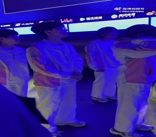网友翻出4月份的选手入场视频Viper疑似因伤痛不停捏手