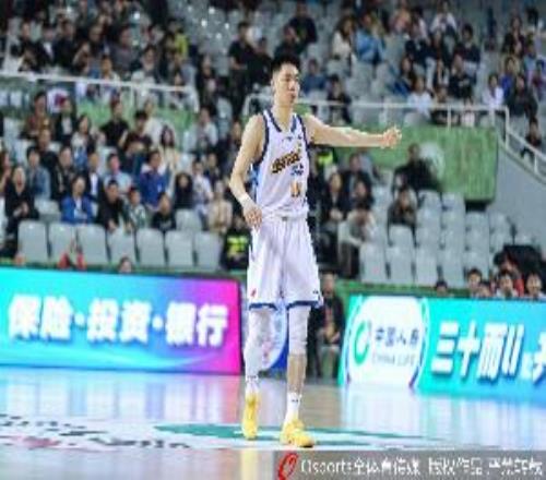 手感冰凉！朱俊龙半场5投0中一分未得三分3中0