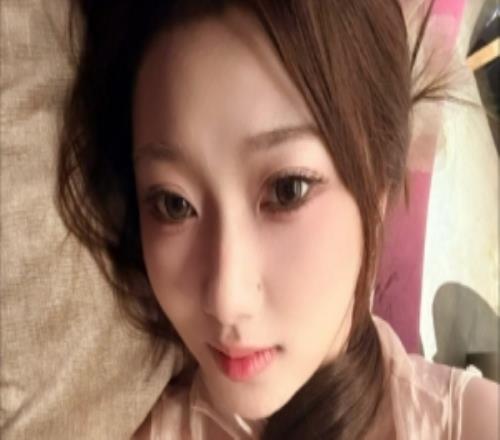 主持人阿芙晒照:依旧在符文战场上完早八我就这样瘫倒