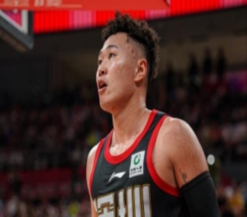 中规中矩！贺希宁半场6中3拿到8分2板1断3次犯规