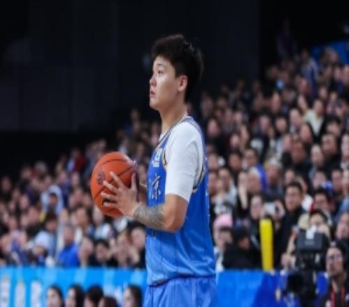 媒体人：让赵睿周琦像巅峰打球不现实劝CBA部分球队减少国内引援