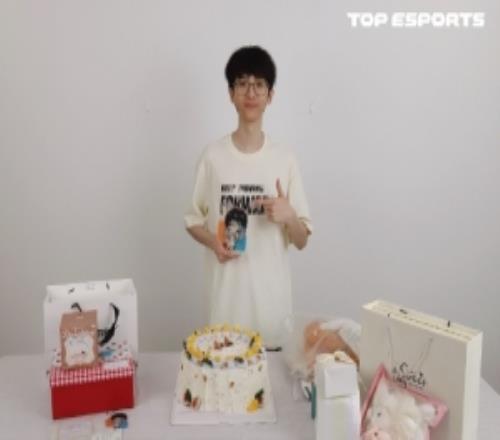 TES分享ZUIAN庆生返图：祝新岁温软，途有繁花