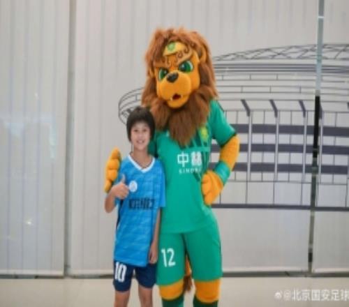 榕江县古州二小12名“班超”小球员及教练,现场观摩国安vs河南